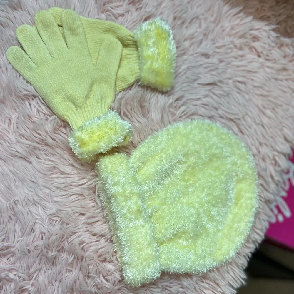 Beanie and gloves yellow